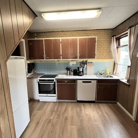The Yellow House, 5mins Drive, 3br With Free Parking, Fast Fiber Internet * Rodby