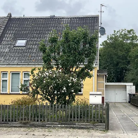 The Yellow House, 5mins Drive, 3br With Free Parking, Fast Fiber Internet Rodby