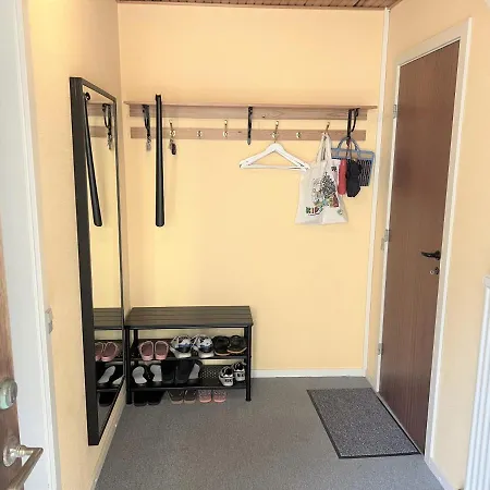 Vila The Yellow House, 5mins Drive, 3br With Free Parking, Fast Fiber Internet