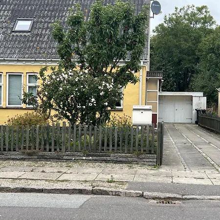 Vila The Yellow House, 5mins Drive, 3br With Free Parking, Fast Fiber Internet Rødby
