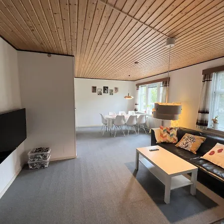 The Yellow House, 5mins Drive, 3br With Free Parking, Fast Fiber Internet Rodby