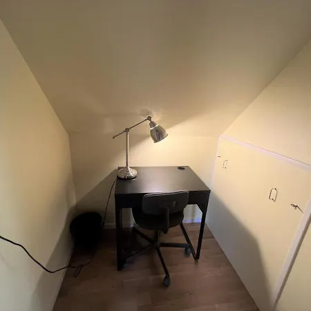 Vila The Yellow House, 5mins Drive, 3br With Free Parking, Fast Fiber Internet
