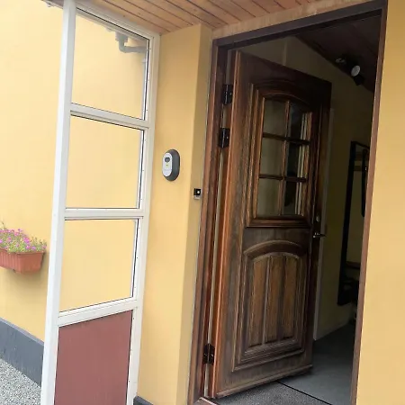 The Yellow House, 5mins Drive, 3br With Free Parking, Fast Fiber Internet Vila *