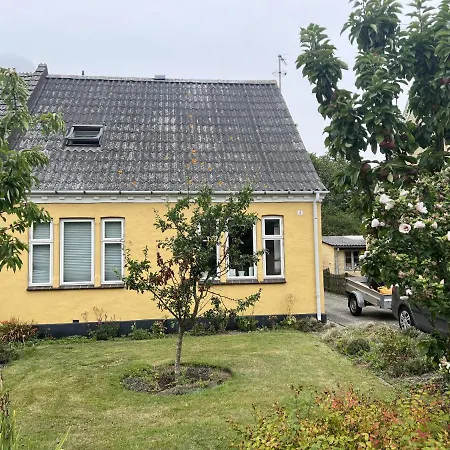 The Yellow House, 5mins Drive, 3br With Free Parking, Fast Fiber Internet Villa *