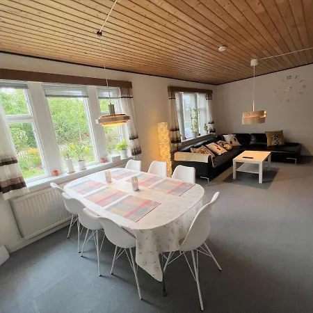 The Yellow House, 5mins Drive, 3br With Free Parking, Fast Fiber Internet * Rodby